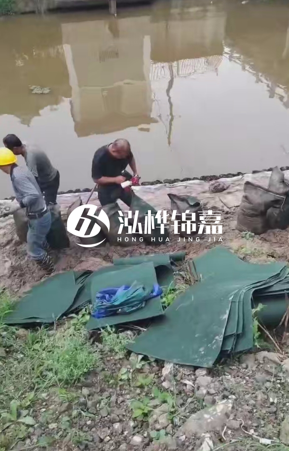 鄭州專(zhuān)業(yè)挖機(jī)打木樁-地基加固中挖機(jī)打木樁的優(yōu)勢(shì)？