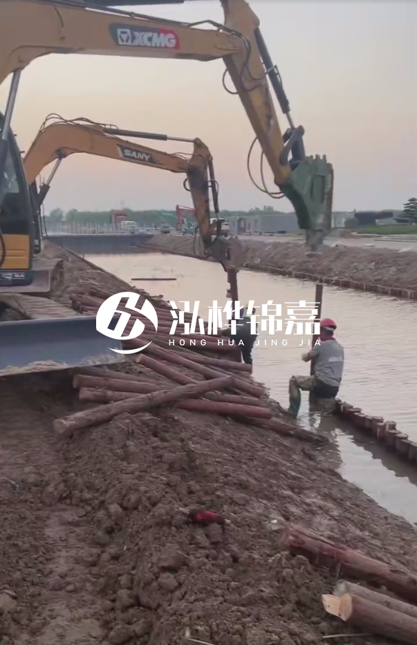 沈陽(yáng)地基穩(wěn)定打松木樁施工-地基是打樁好還是灌樁好？